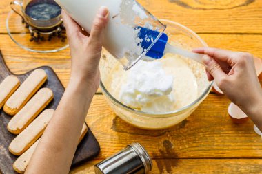 Tiramisu pişirme fotoğrafı, mutfak malası, kurabiye, kahve, kahve, peynir ve ahşap masa.