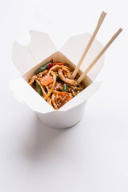 İzole edilmiş arka planda çubuklu Çin eriştesi.