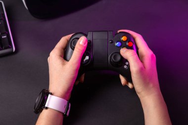 Oyun bir joystick ile bir bilgisayar oyunu oynamak eller. Oyun çalışma alanı kavramı.