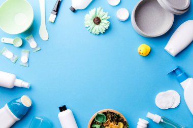 Mavi masada kişisel bakım için bir sürü farklı kozmetik ürünü var. Üst görünüm