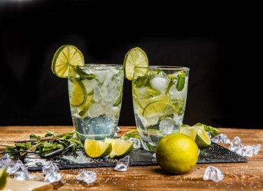 Masada iki bardak mojito, buz, limon, nane