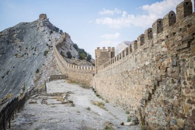 Sudak Kırım 'daki Ceneviz Kalesi Duvarı tepeden yukarısı