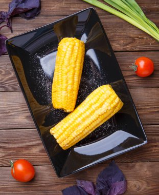 Tahta masadaki siyah tabakta mısır. Helthy yemeği..