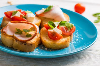 Geleneksel İtalyan antipatik bruschetta ile domates, peynir ve pastırma..