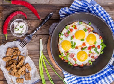 Tavada yumurta, domates ve taze soğan. Kahvaltıda. Sağlıklı yemek..