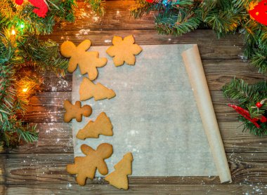 Noel ağacının dallarıyla Noel masası, kağıtta zencefilli kurabiyeler