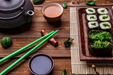 Tahta yüzey rulo ile, çubuklar bambu peçetesiyle