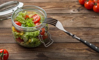 Kahverengi salata, çatallı ahşap masa.