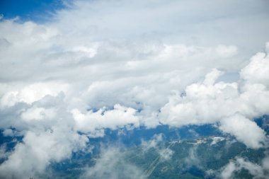 Bulutlu gökyüzünün üstünde fotoğraf, pencereden görünüm