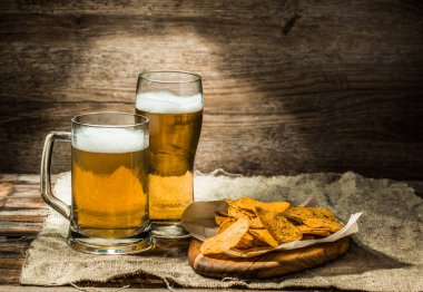 Bardakta bira, bardak, patates cipsi.