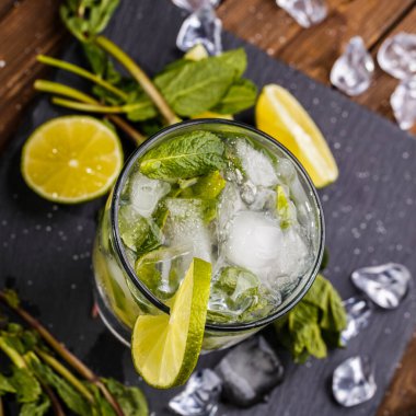 Camda mojito, buz ve naneli fotoğraf.