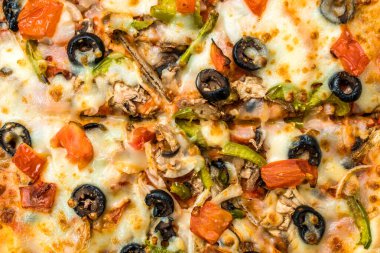 Sebzeli vejetaryen pizzayı kapat. İtalyan yemeği.