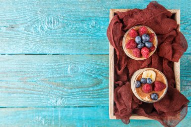 Böğürtlenli ve yaban mersinli Tiramisu.