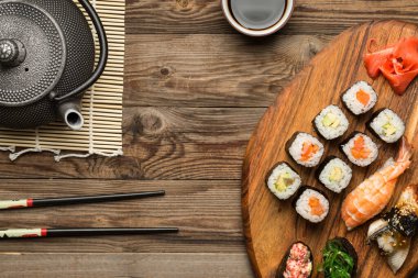 Köfteli geleneksel yemek, suşi ve gunkan soya sosu ve çubukla servis edilir.