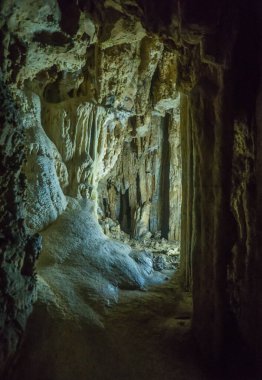 Çözümsel karst mağarasında mağaralar. Emine-Bair-Khosar, Chather-Dag, Kırım