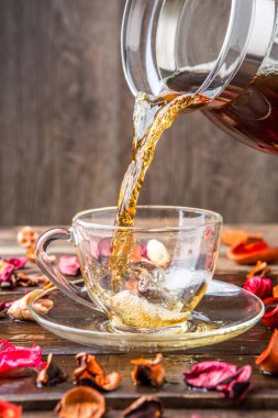 Çaydanlıklı fincanın resmi. Masada yapraklı çaydanlık.