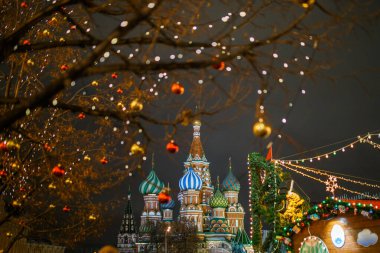 Katedralin arka planında altın ve kırmızı topları olan ağaç resmi