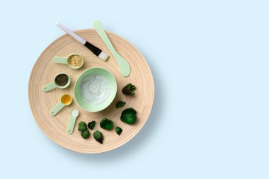 Doğal kozmetik ürünleri, yüz veya saç için ev yapımı maske. Hint yağı, temel yağlar, hardal, kuru ısırgan otu yaprakları. Kopyalama alanı olan düz.