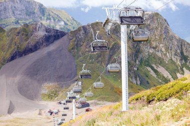 Öğleden sonra dağ yamacında füniküler görüntü