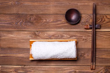 Çubuklu ahşap suşi masası, havlu.