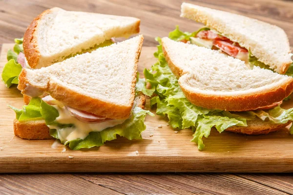 Sandwichs Avec Salade Saucisse Sur Planche Bois — Photo