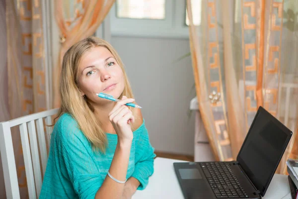 Junge Frau Sitzt Mit Laptop Tisch Hält Stift Und Denkt — Stockfoto