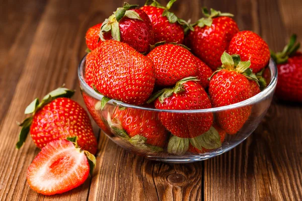 Cuenco Con Fresas Frescas Sobre Mesa Madera — Foto de Stock