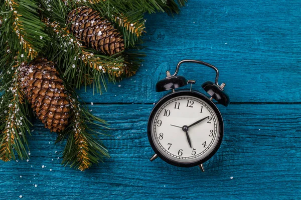 Bild Des Weihnachtstisches Mit Tannenzweigen Zapfen Und Uhren — Stockfoto