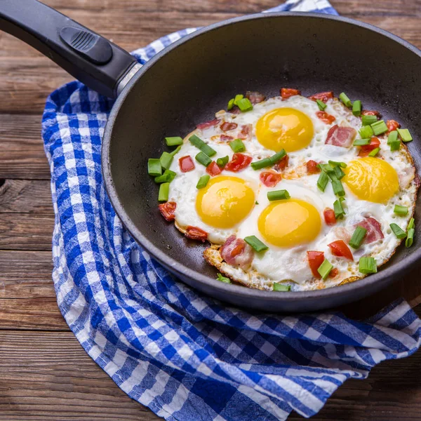 Stekta Ägg Kastrull Med Tomater Och Grön Färsk Lök Frukost — Stockfoto