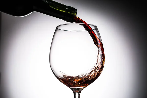 Σταφύλι Κρασί Χύνεται Από Μπουκάλι Ποτήρι Κρασιού Από Γυαλί Κενό — Φωτογραφία Αρχείου