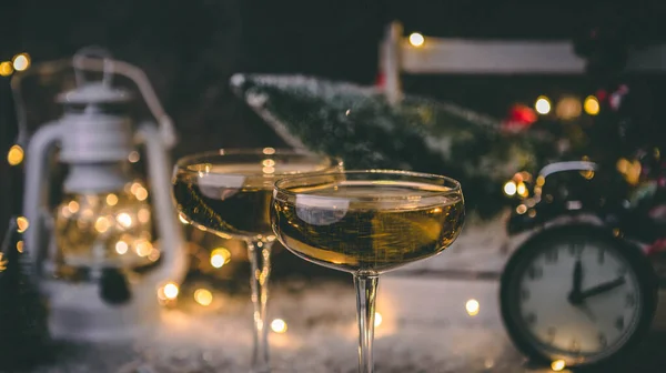 Картина Двох Келихів Шампанського Столі Снігом Розмитому Фоні Ялинкою Ліхтарем — стокове фото