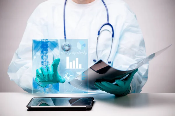 Doktor tıp için yeni teknoloji sanal ekran ile etkileşime giriyor. Teknolojik yenilik ve tıp konsepti.