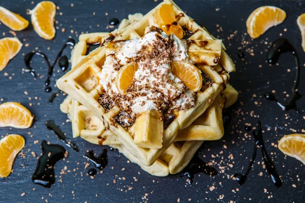 Foto Algumas Bolachas Belgas Com Chocolate Tangerinas Sorvete Quadro Negro — Fotografia de Stock