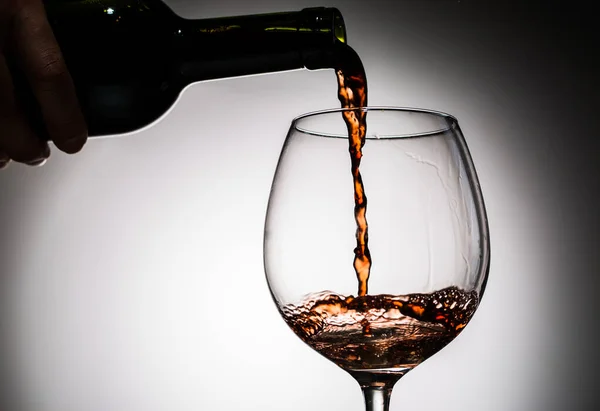 Σταφύλι Κρασί Χύνεται Από Μπουκάλι Ποτήρι Κρασιού Από Γυαλί Κενό — Φωτογραφία Αρχείου