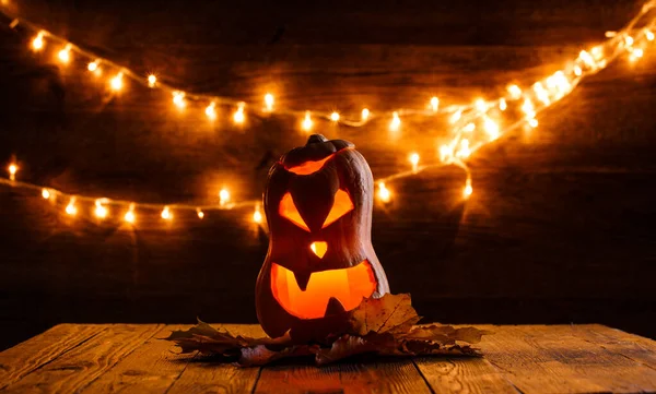 Fotografie Halloween Dýně Tvaru Obličeje Pozadí Hořícími Žlutými Světly — Stock fotografie
