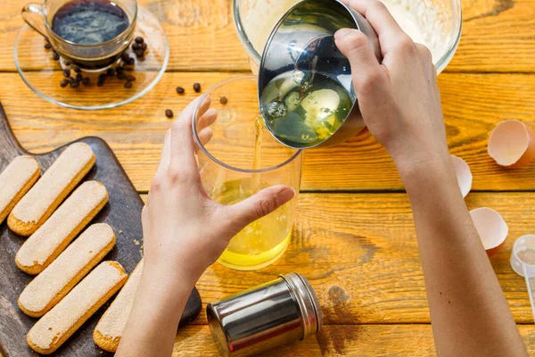 Foto Cozinhar Tiramisu Mãos Humanas Biscoitos Café Xícaras Queijo Mesa — Fotografia de Stock