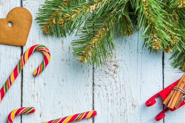 Christbaumbrunch Plätzchen Und Lutscher Auf Weißen Holzbrettern Chistmas Hintergrund — Stockfoto