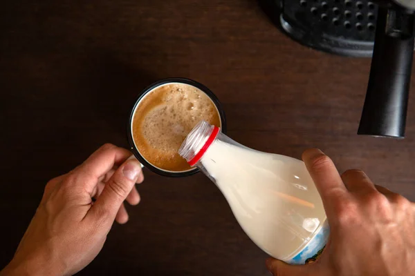 Фото Кофеварки Руки Мужчины Наливают Молоко Кружку Кофе Кухне — стоковое фото