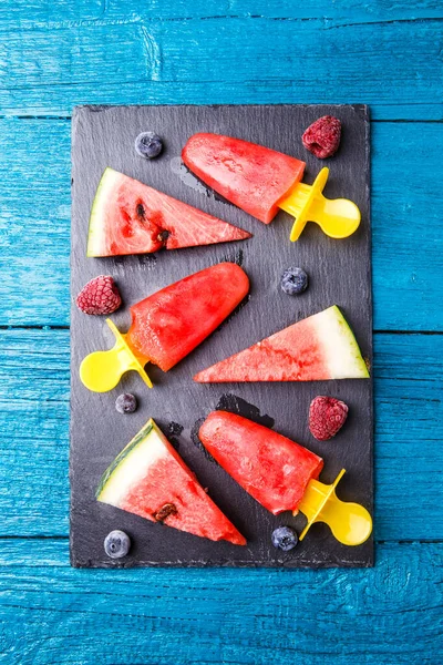 Foto Rodajas Sandía Hielo Frutas Arándanos Tabla Cortar Mesa Madera — Foto de Stock