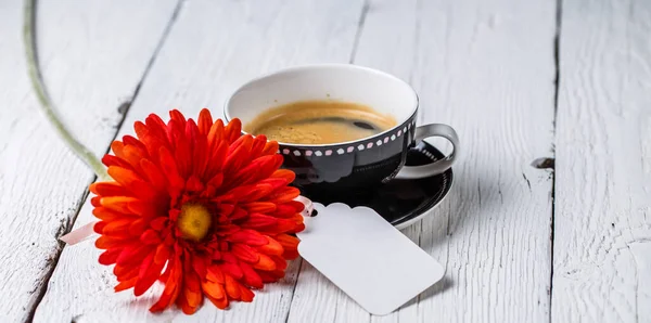 Flor Vermelha Xícara Café Cartão Saudação Para Desejos Mesa Madeira — Fotografia de Stock