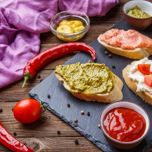 Sandwiches Con Varios Rellenos Para Desayuno Mesa Madera Con Salsas — Foto de Stock