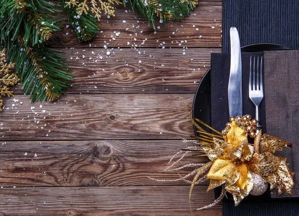 Χριστουγεννιάτικο Τραπέζι Μαύρη Πετσέτα Πιάτο Πιρούνι Και Μαχαίρι Διακοσμημένο Χρυσό — Φωτογραφία Αρχείου