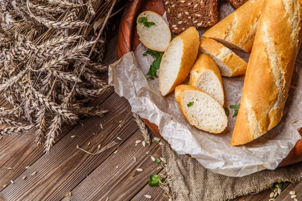 Teplý Chléb Dřevěném Talíři Stole Pšenicí Plátnem — Stock fotografie