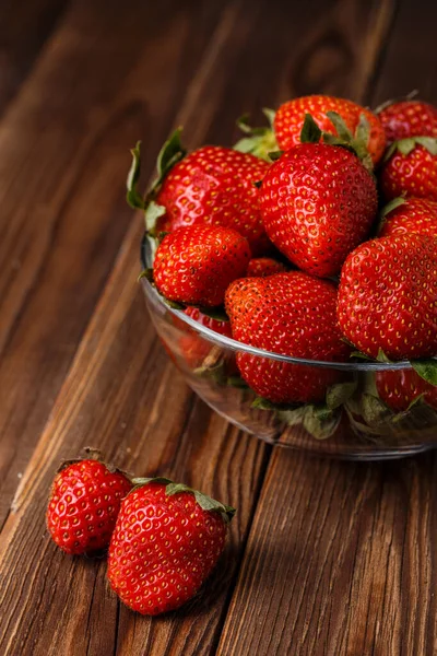 Cuenco Con Fresas Frescas Sobre Mesa Madera — Foto de Stock