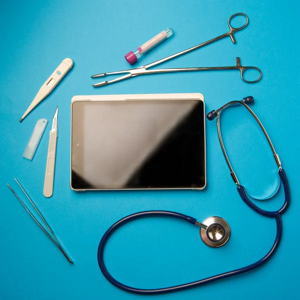 Tablet Dan Peralatan Dokter Permukaan Biru Konsep Medis — Stok Foto