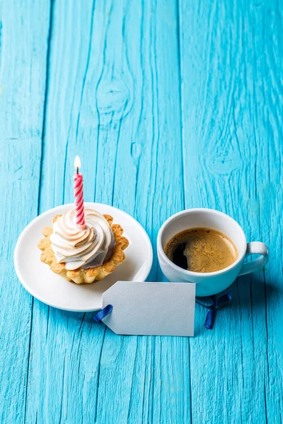 Tårta Med Ett Ljus Kopp Kaffe Tomt Kort Blått Träbord — Stockfoto