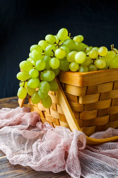 Foto Uvas Verdes Caixa Madeira Pano Fundo Preto — Fotografia de Stock