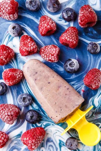 Foto Encima Arándanos Congelados Frambuesas Hielo Frutas Mesa Azul — Foto de Stock