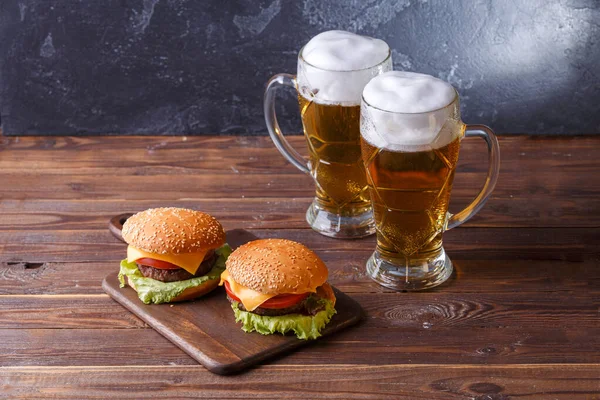Photo Two Hamburgers Glasses Beer Wooden Table — Stock Photo, Image