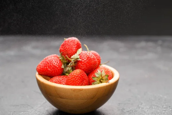 Foto Fresas Taza Madera Sobre Mesa Gris — Foto de Stock